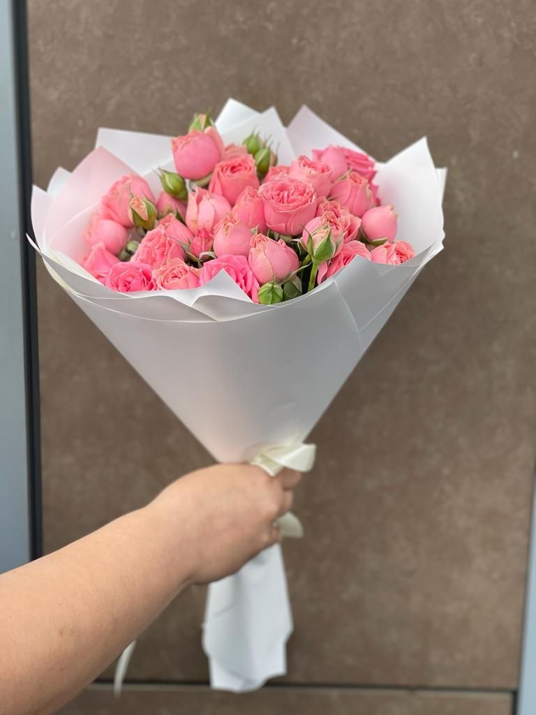 Розовые кустовые пионовидные розы в упаковке, 5 шт