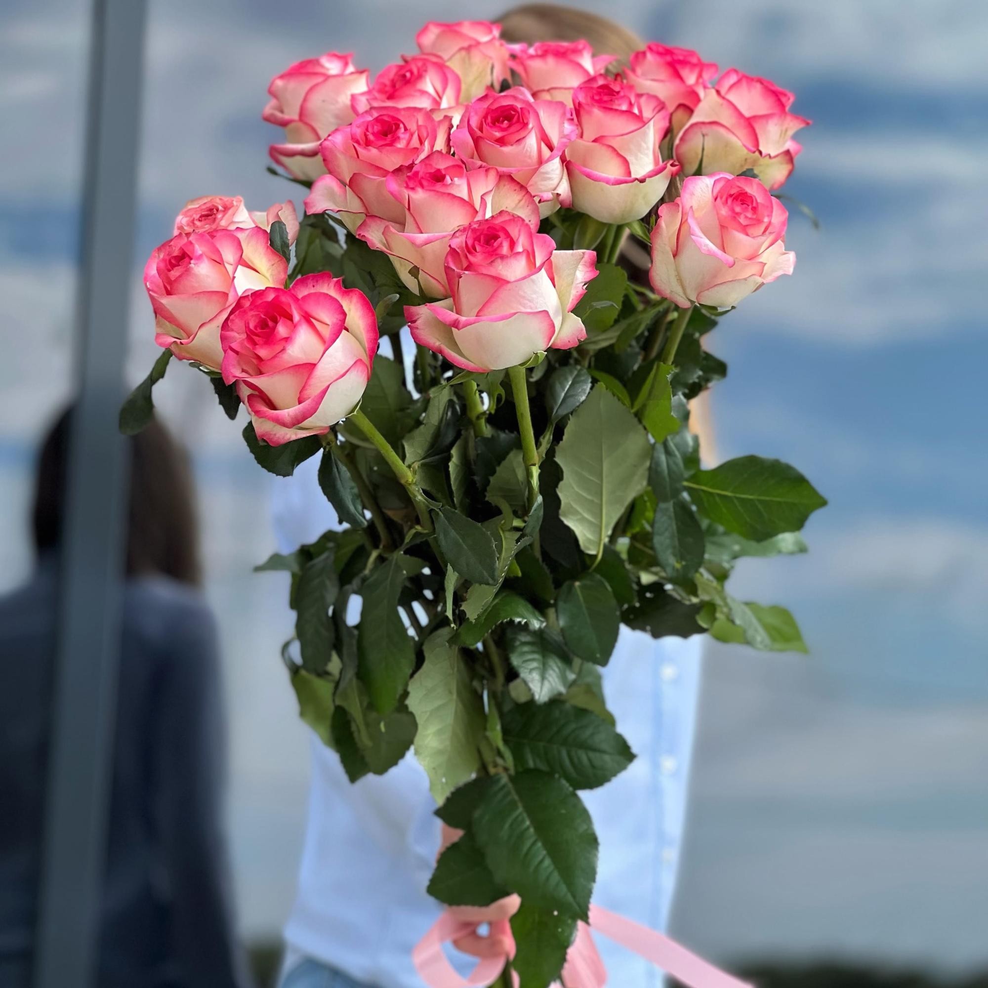 11 розовых роз с зеленью